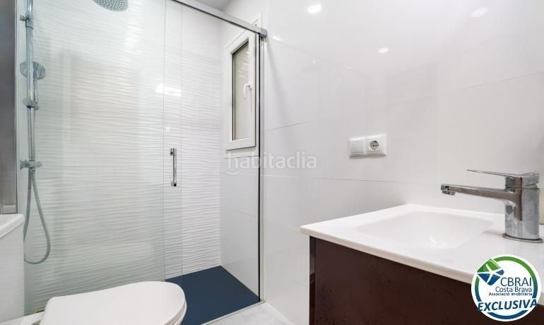 Foto 4559cafc-7733-4c88-81d9-4d5d09d84c33. Casa amb aparcament piscina a Cap Ras - Creus - Falconera Empuriabrava