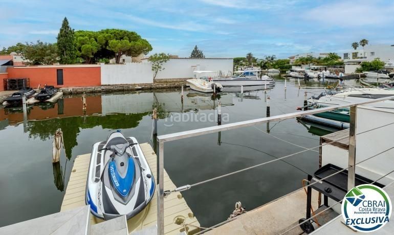 Foto 8b8fd36c-8da8-4335-9f3e-9a8ea31e16a9. Casa amb aparcament piscina a Cap Ras - Creus - Falconera Empuriabrava