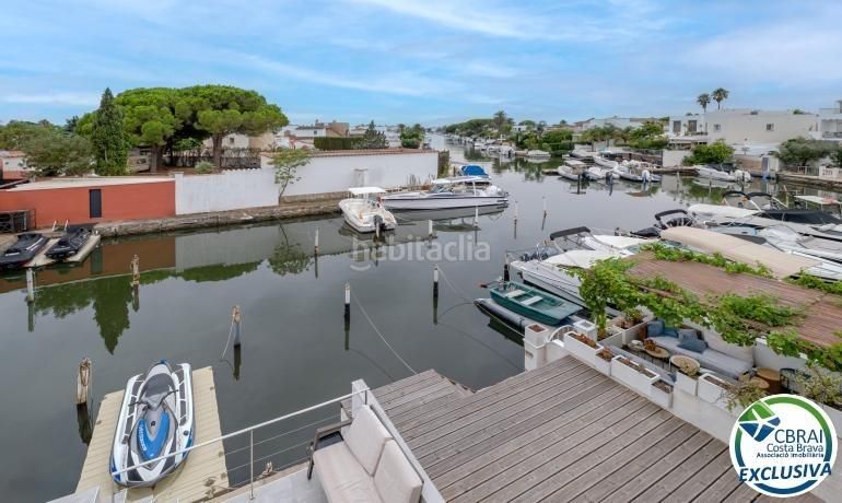 Foto cb5b730e-adee-4cab-8623-5a8f4dcdd5ad. Casa amb aparcament piscina a Cap Ras - Creus - Falconera Empuriabrava
