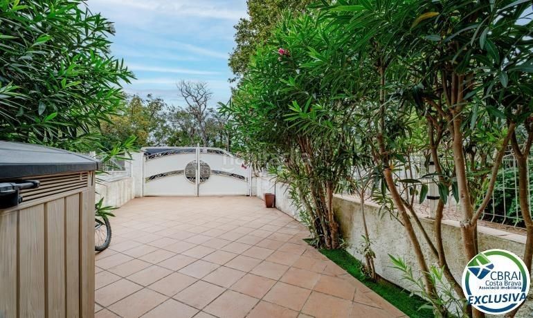 Foto d0f34811-abb8-4d09-b339-c6ee54dfbc1e. Casa amb aparcament piscina a Cap Ras - Creus - Falconera Empuriabrava