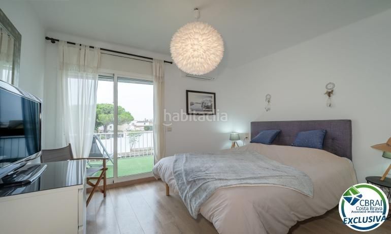 Foto ff934fef-569b-4a6d-a152-5b8cdf4a6911. Casa amb aparcament piscina a Cap Ras - Creus - Falconera Empuriabrava