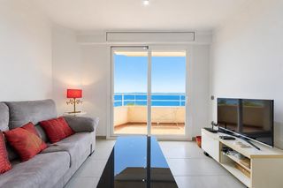 Rent Apartment  Avenida avinguda rhode. Alquiler de temporada  apartamento en primera línea de mar con i