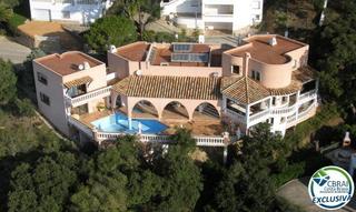 Masia a Nord. Villa con magnificas vistas al mar en urbanización mas fumats