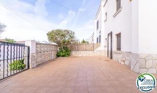 Casa a Montgrí. Montgrí casa de 4 dormitorios con jardín a pocos metros de la pl