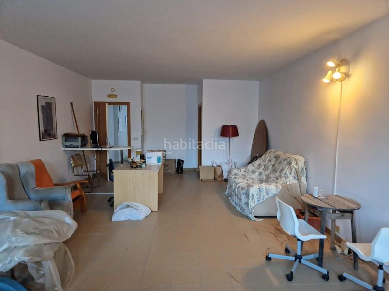Foto b1c443d5-1b47-4ec6-b846-bf96e18549bd. Location bureau dans Centre Roses