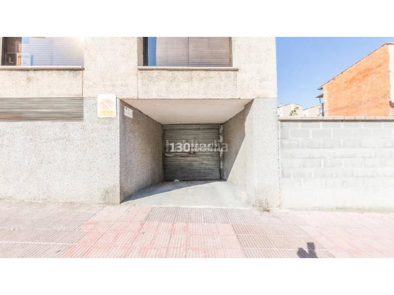 Foto ca2a0333-3def-487e-98bc-90439e1508dc. Aparcament cotxe a Manlleu