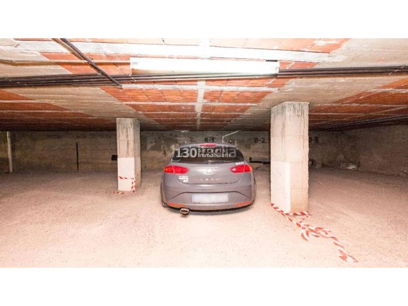 Foto e8a82131-654e-4479-bd78-74ef909943bc. Aparcament cotxe a Manlleu