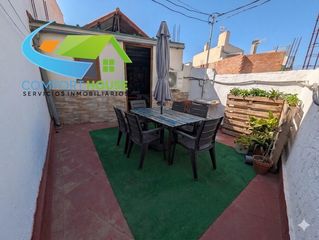 Casa a San Antón. Amplia vivienda con cochera, patio y terraza con excelente ubica
