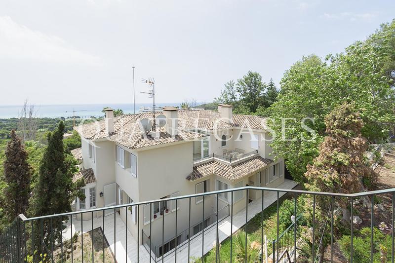 Foto 02796f04-447c-402e-a45d-fe3a32aaf579. Casa amb calefacció aparcament piscina a Can Girona - Terramar - Vinyet Sitges