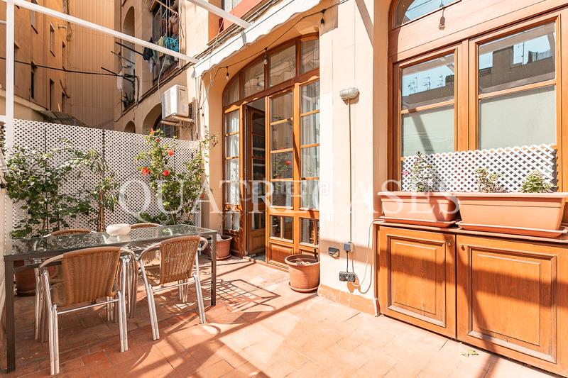 Foto 8ca7cb3f-d923-4bba-8595-3c4f76c52f04. Piso  señorial con gran terraza en finca regia junto al arco del triunfo. en Barcelona