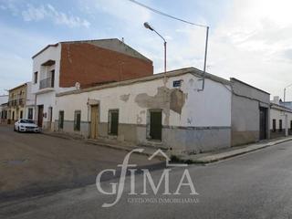 Terreno residencial en Tomelloso. Solar en venta con 122m2 de superficie y con 21 metros de fachad