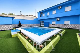 Casa en Tomelloso. Gran casa de dos plantas con piscina y patio muy amplio.