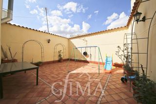 Maison à Tomelloso. Casa con excelentes calidades en venta. patio, cocinilla y garaj
