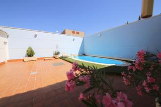 Casa in Tomelloso. Casa de planta baja de lujo. hecha de obra. con piscina. próxima