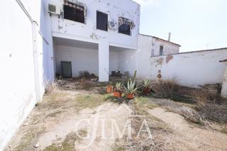 Casa en Tomelloso. Casa de dos plantas con casi 200m2 construidos. nave abajo  pati
