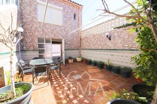 Haus in Tomelloso. Casa adosada de dos plantas con garaje y patio al lado de la avd