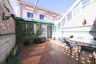Haus in Tomelloso. Casa adosada de dos plantas con garaje y patio al lado de la avd