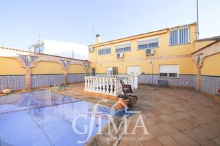 Haus in Tomelloso. Cuidada casa hecha de obra con piscina y gran patio.