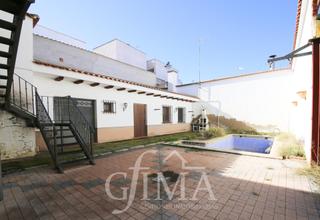 Casa in Tomelloso. Casa de dos plantas con piscina, patio y cocinilla. en pleno cen