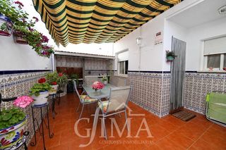 Reihenhaus in Tomelloso. Casa adosada de tres habitaciones, garaje, patio y cocinilla con