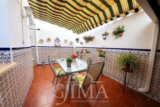 Maison jumelée à Tomelloso. Casa adosada de tres habitaciones, garaje, patio y cocinilla con