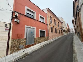 Casa adossada a Almodóvar del Campo. Casa de 2 plantas