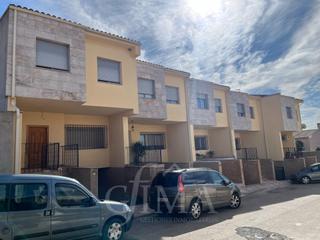 Casa adossada a Villarrubia de los Ojos. Casa adosada de 2 plantas y sótano