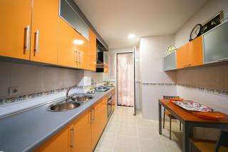 Pis a Tomelloso. Piso de tres habitaciones con piscina comunitaria. en plena avda