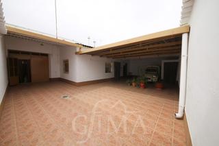 Casa en Tomelloso. Casa amplia de dos plantas con garaje con capacidad para tres ve