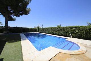 Chalet à Argamasilla de Alba. Precioso chalet con piscina, nave y zona chill out