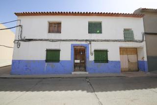 Terrain résidentiel à Campo de Criptana. Casa solar de dos plantas con 5 dormitorios y 3 baños en campo d