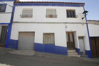 Terreny residencial a Campo de Criptana. Casa solar de dos plantas con 3 dormitorios, 1 baño y patio en c