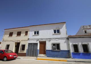 Terrain résidentiel à Campo de Criptana. Casa solar de dos plantas con 3 dormitorios, 1 baño y garaje en