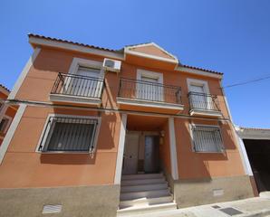 Casa adossada a Argamasilla de Alba. Casa adosada con 3 dormitorios y garaje en argamasilla de alba