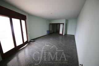 Pis a Tomelloso. Piso en venta para reformar con 3 dormitorios y terraza en tomel