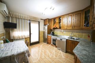 Reihenhaus in Tomelloso. Preciosa casa adosada de 4 dormitorios y 3 baños con cocinilla y
