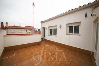 Casa en Tomelloso. Casa de planta baja con 3 dormitorios, 2 baos y garaje en la zo