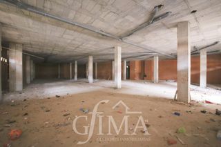Local Comercial a Tomelloso. Local en bruto en el centro de tomelloso 680m2. ideal para hacer