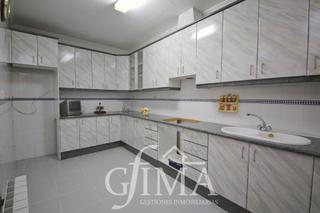 Haus in Tomelloso. Casa de planta baja con cocina campera en planta alta junto avda
