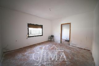 Casa a Campo de Criptana. Casa de dos plantas con 4 dormitorios, cocinilla, garaje y terra