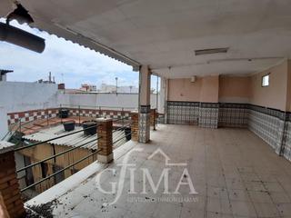 Casa a Tomelloso. Casa de 2 plantas con patio, terraza y garaje. 328 m construidos