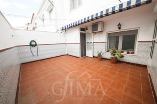 Maison jumelée à Tomelloso. Casa adosada con 4 dormitorios, garaje, trastero y cocinilla.