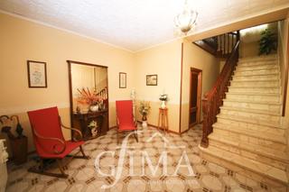 Casa en Tomelloso. Casa de dos plantas con cocinilla y garaje para varios vehículos