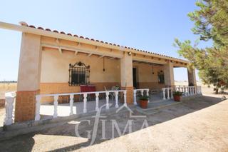 Xalet a Tomelloso. Parcela de 8 hectáreas con casa en ctra de la ossa