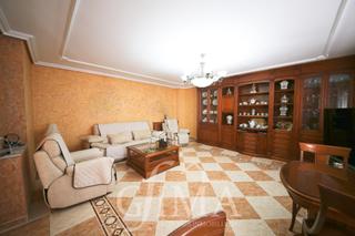 Chalet en Tomelloso. Preciosa vivienda con antejardin, 4 dormitorios, patio y garaje
