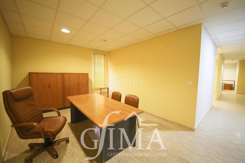 Foto 3b0cc7d4-9c0d-4002-8b2f-6c748a777dd8. Edificio  de dos plantas con negocio rentable y alquiler con opción a compra en Tomelloso