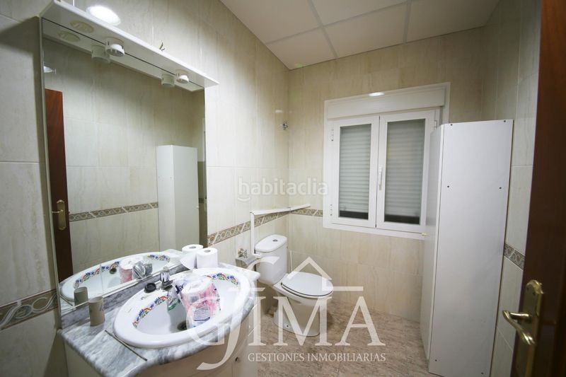 Foto 5c7bd0fa-34ca-4a9a-94e5-d792d3f72877. Edificio  de dos plantas con negocio rentable y alquiler con opción a compra en Tomelloso