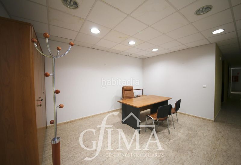 Foto c1136fe6-481c-49b8-8f0c-0b984f29f81a. Edificio  de dos plantas con negocio rentable y alquiler con opción a compra en Tomelloso