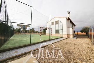 Masia a Tomelloso. Encantadora finca rústica con pinar, pista multideportiva y bomb