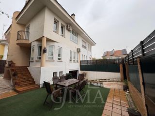 Casa a Miguelturra. Chalet con piscina y patio en miguelturra